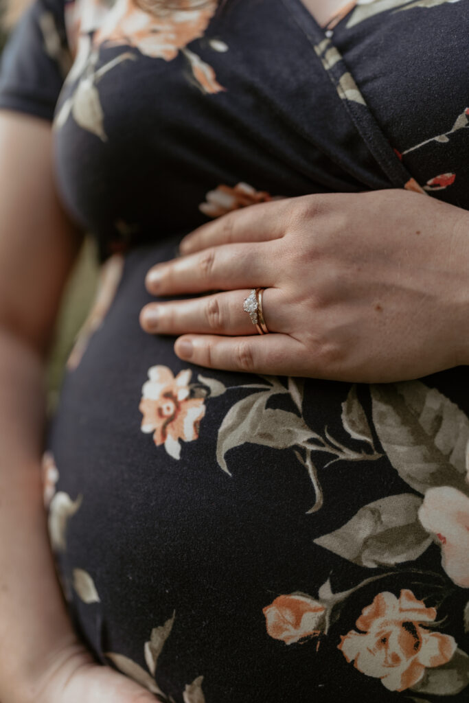 picture of pregnant belly with wedding ring